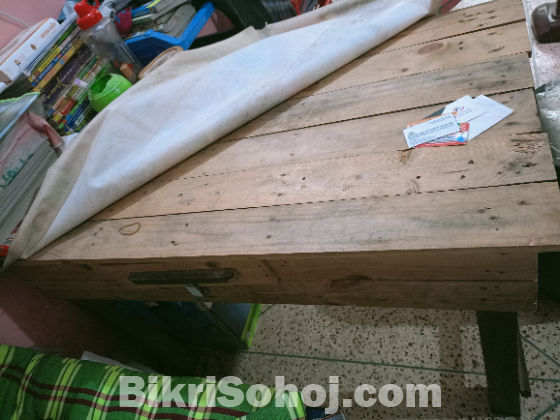 সিঙ্গেল খাট এবং টেবিল